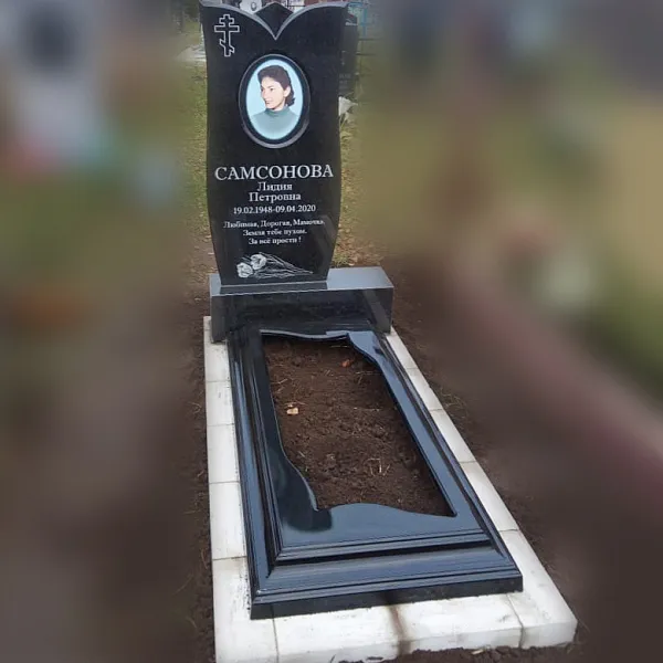 Памятник из оптовых готовых форм на кирпичный фундамент